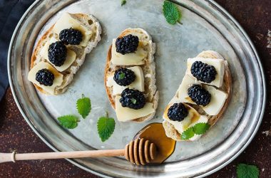 Brushetta Bites with Brie, Blackberries and Honey