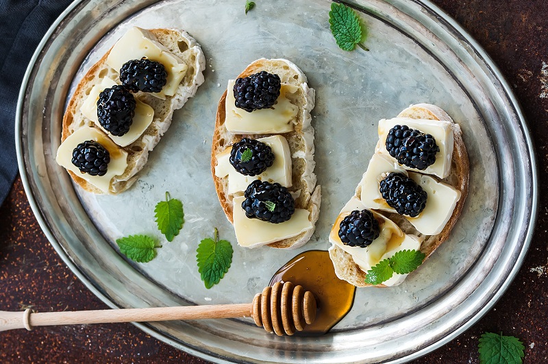 Brushetta Bites with Brie, Blackberries and Honey