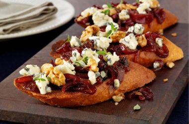Toasts with Blue Cheese and Walnuts