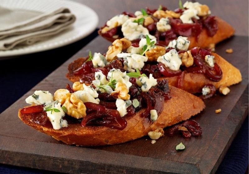 Toasts with Blue Cheese and Walnuts